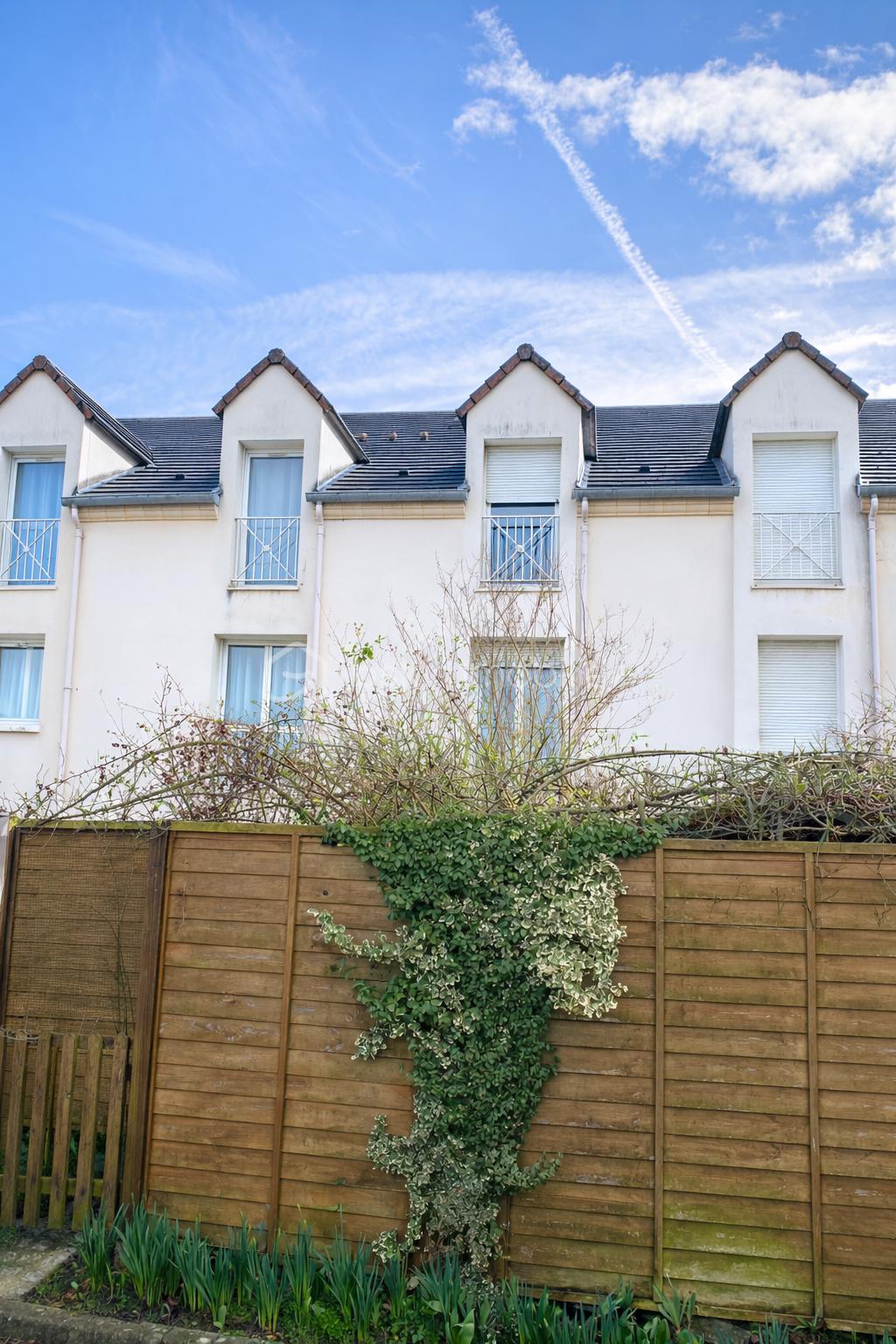 Maisons modernes sous un ciel bleu.png