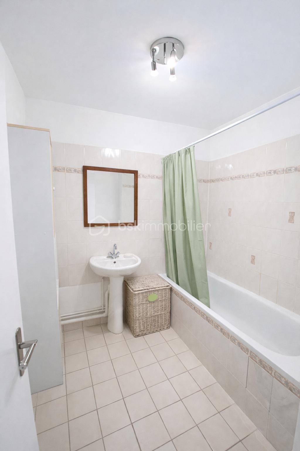 Salle de bain avec rideau vert.png