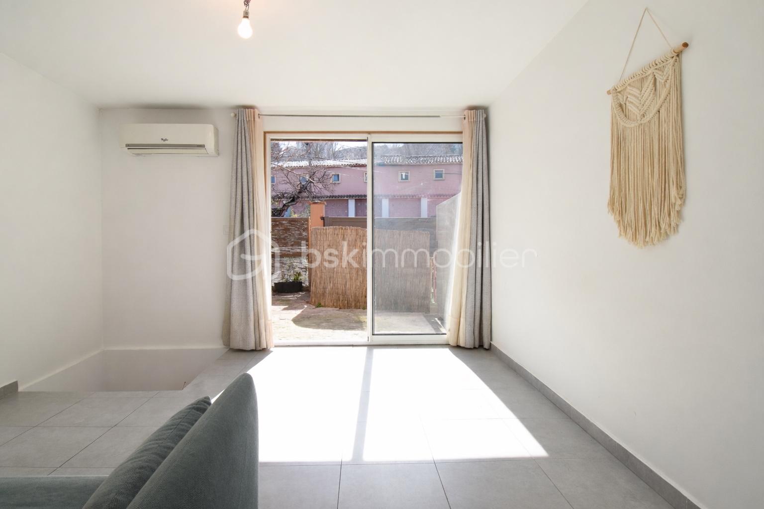 Salon lumineux avec vue extérieure.jpg