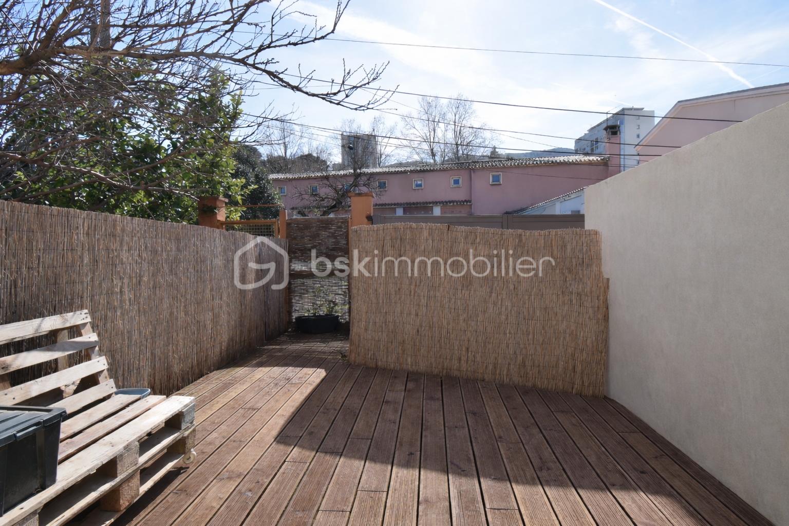 Espace extérieur avec banc et bambou.jpg