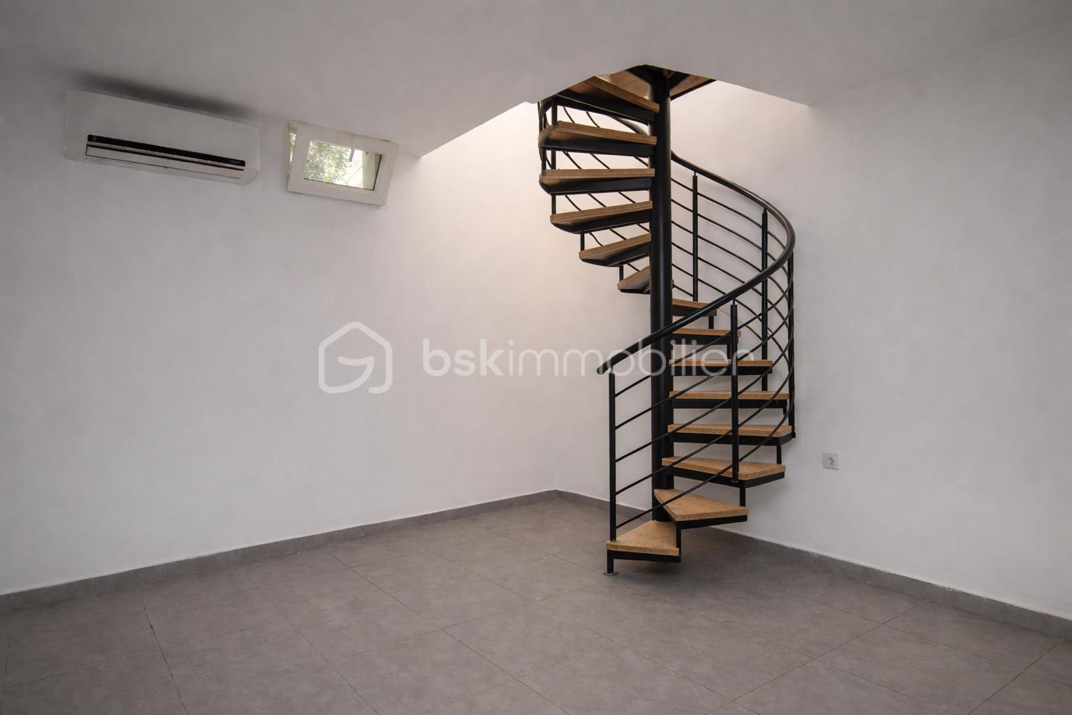 Escalier en colimaçon dans un salon lumineux.jpg