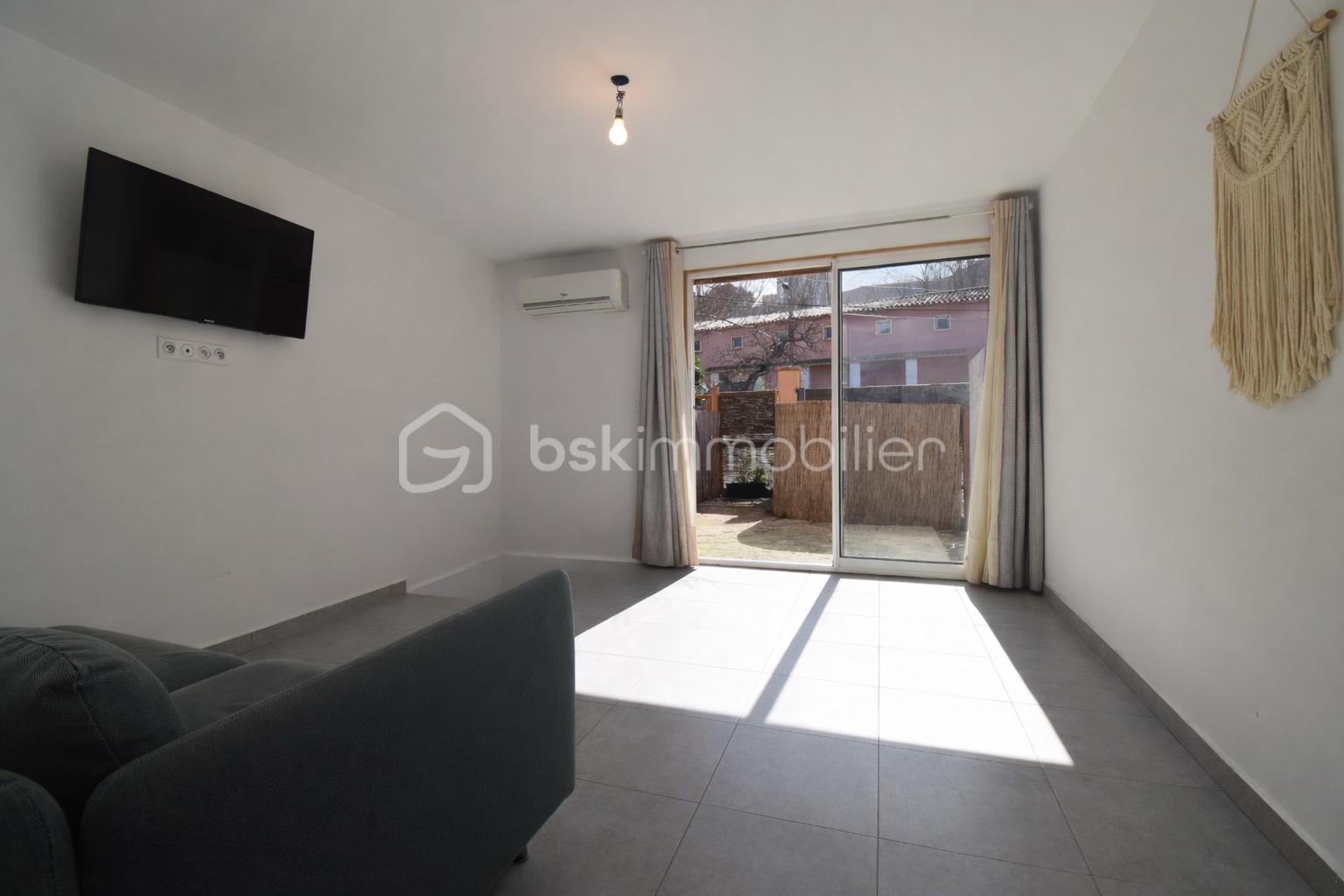 Salon moderne baigné de lumière naturelle.jpg