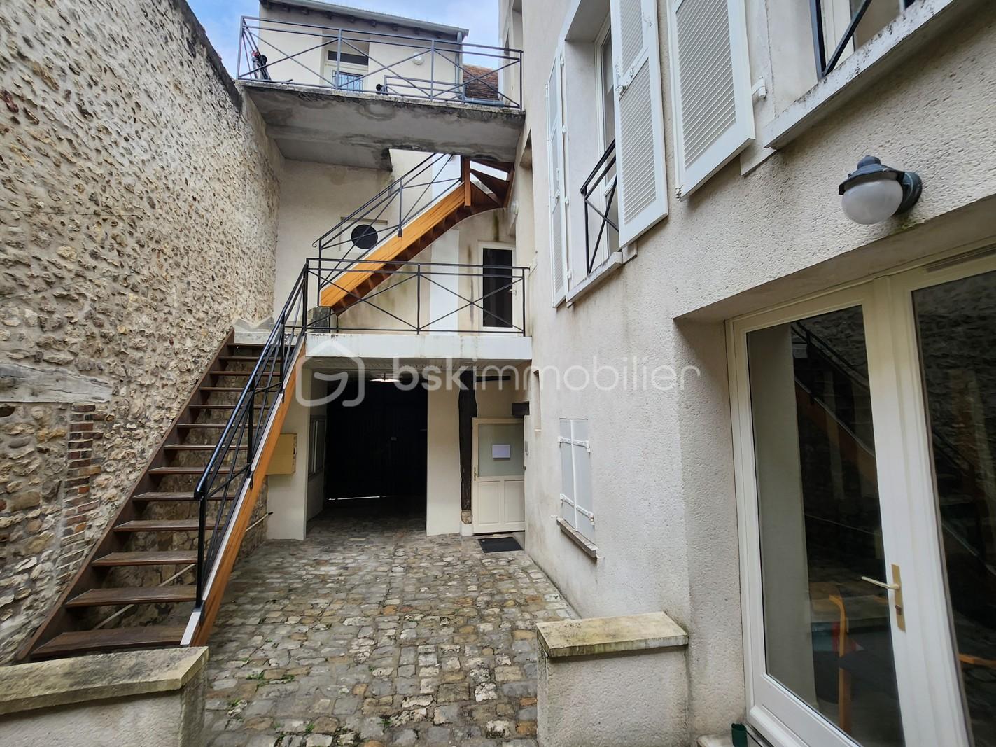 Immeuble de 302 m² - cours.jpg