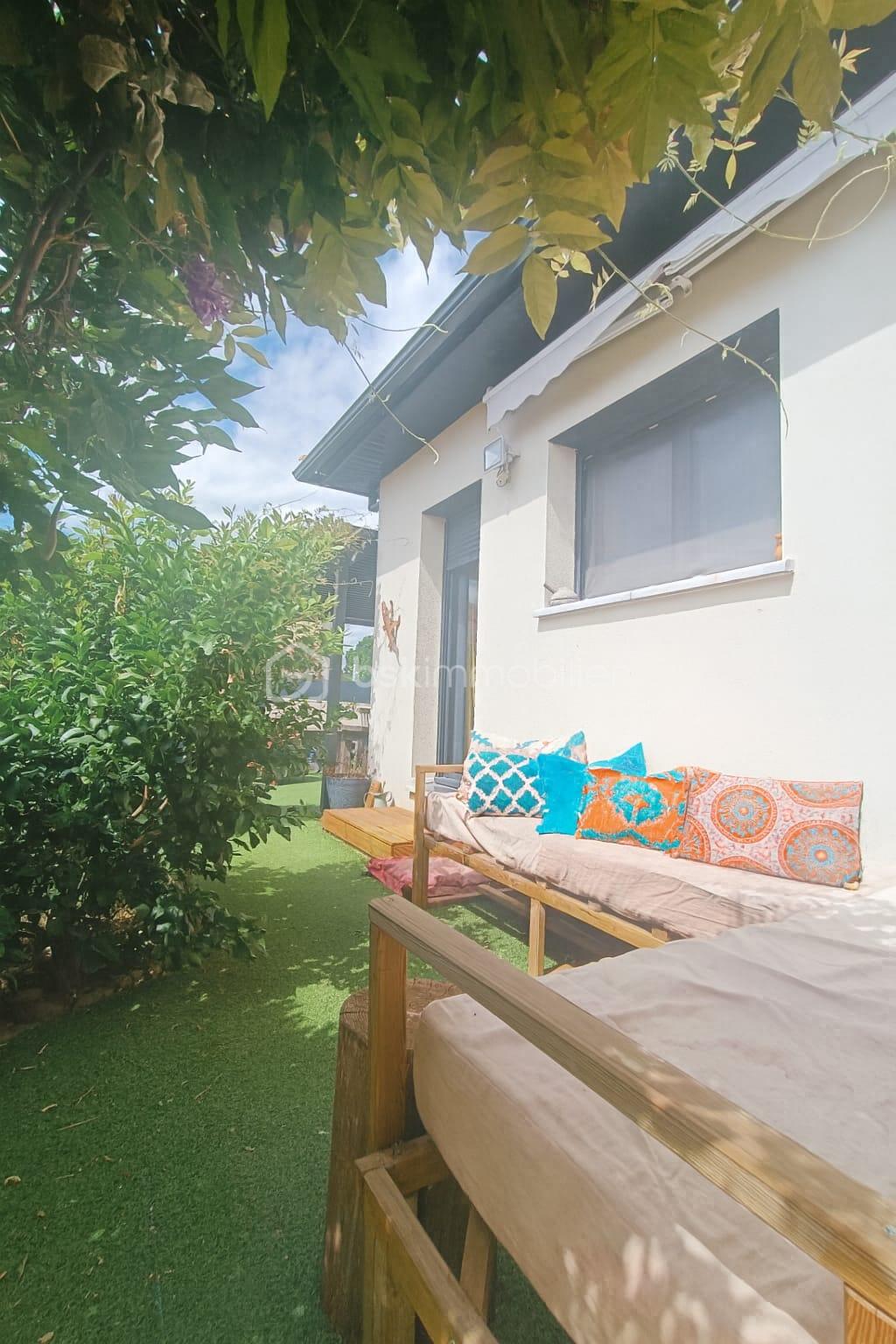 Maison de 102,31 m² - salon exterieur avec coussin.jpeg