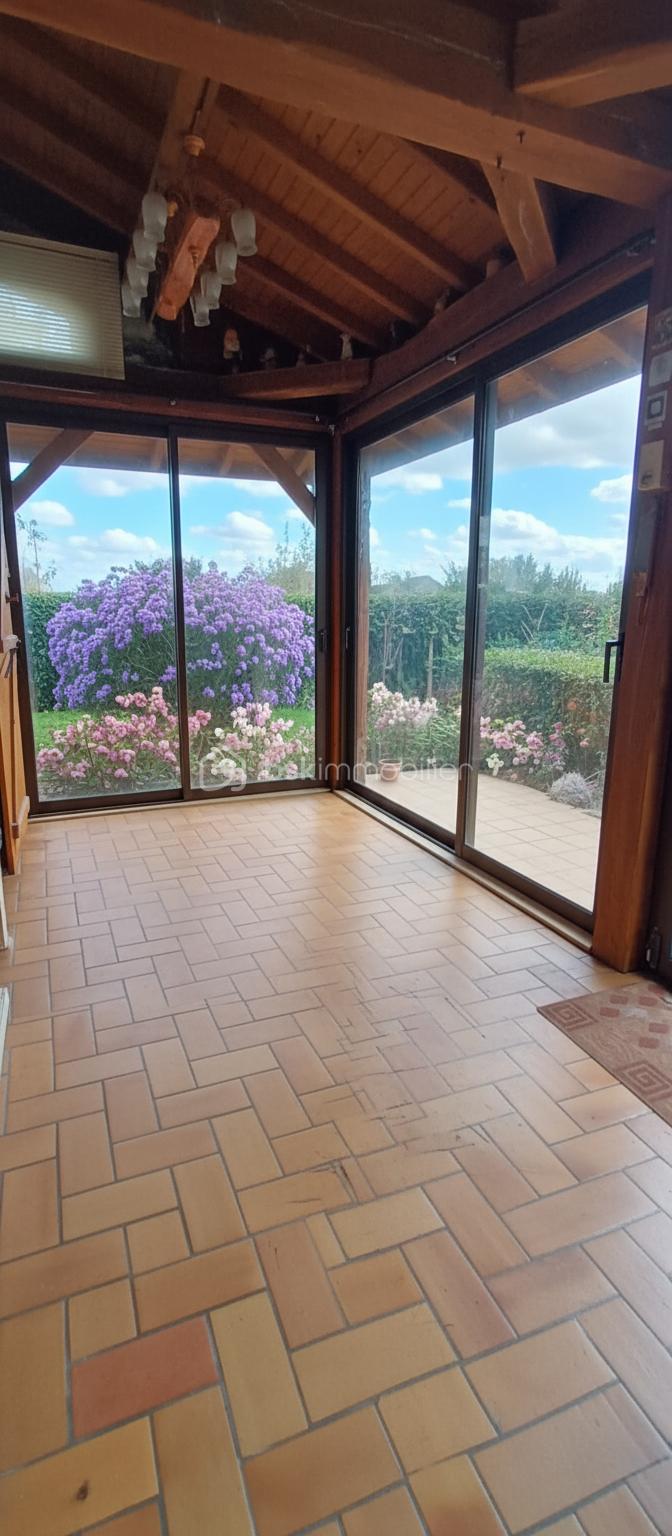 Maison traditionnelle de 125,72 m² - entrée véranda de gauche vidée.png