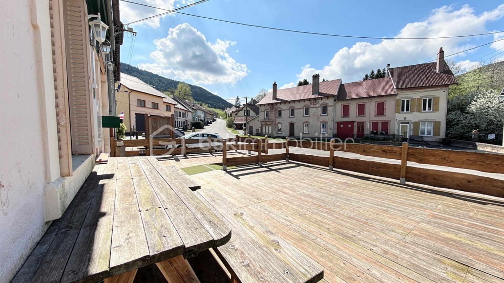 Greg BSK Terrasse avant Auberge.png