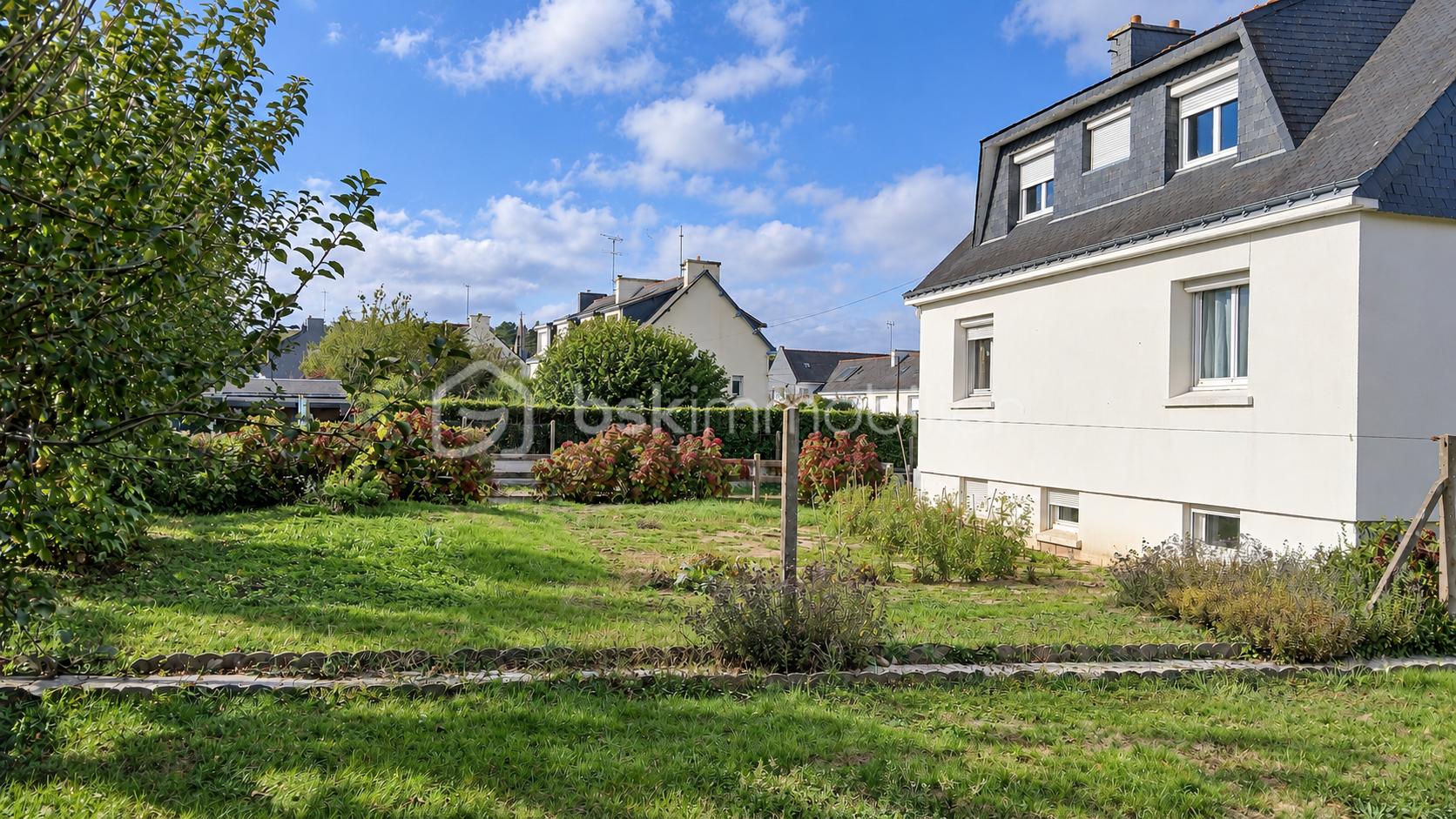 Jardin suburbain sous un ciel nuageux.png