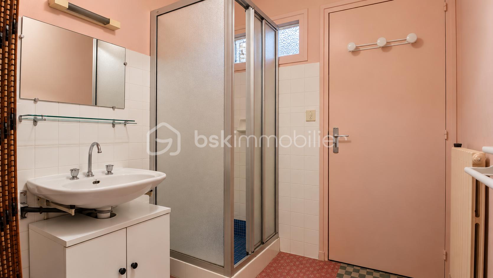Salle de bain rétro rose immaculée.png
