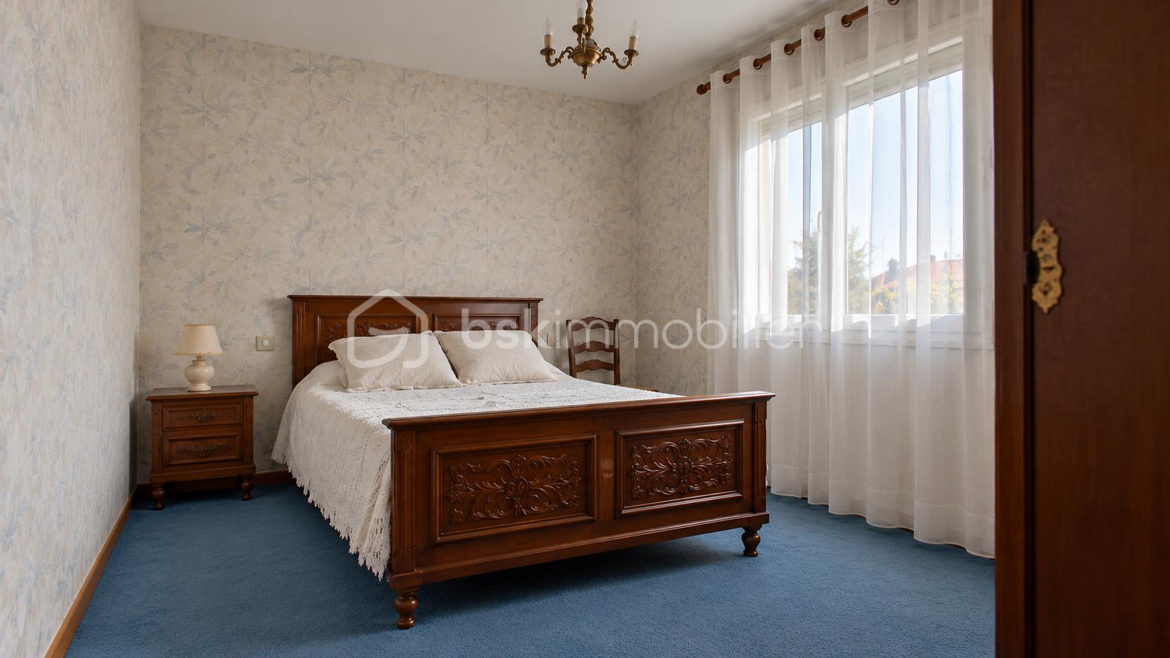 Chambre traditionnelle baignée de lumière naturelle.png
