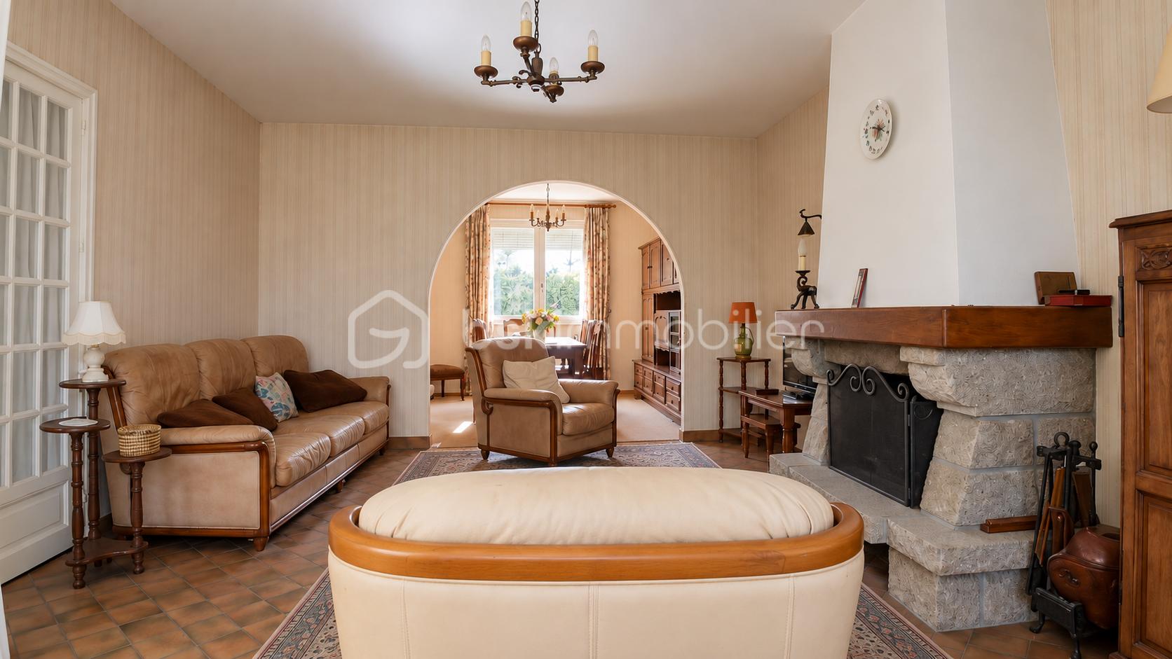 Salon classique chaleureux avec vue sur salle à manger.png