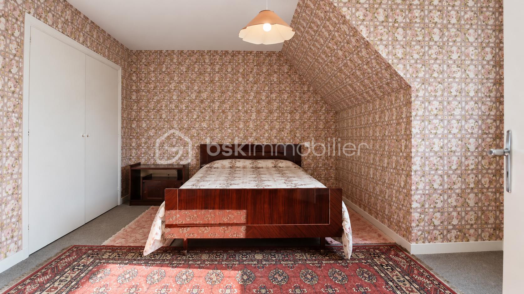 Chambre rétro fleurie sous combles.png