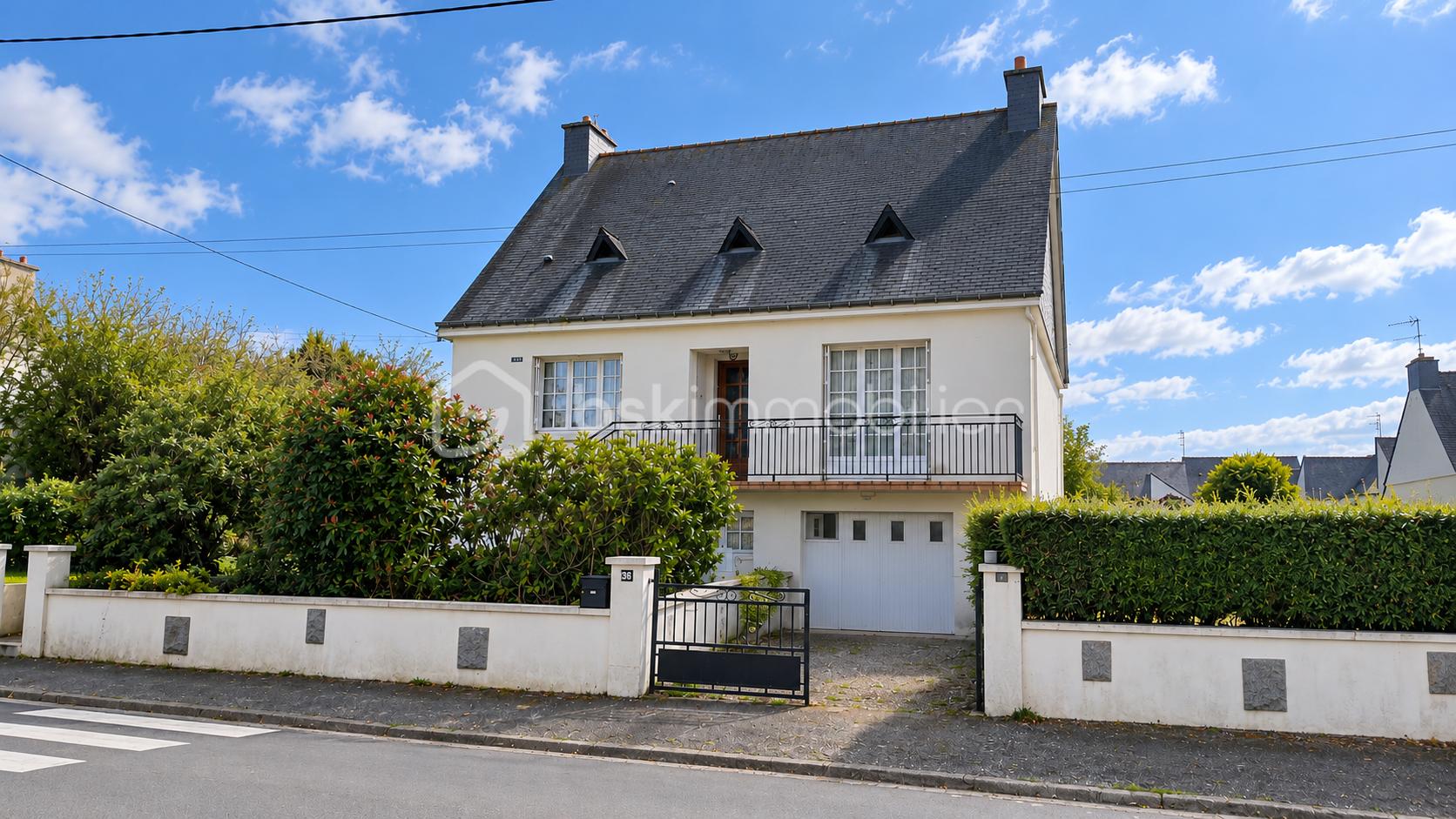 Maison familiale avec jardin fleuri.png