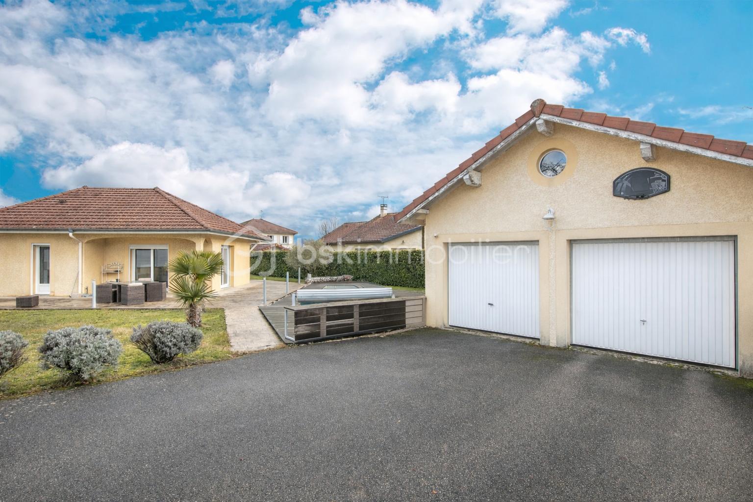 Maison suburbaines jaunes et jardin tranquille.png