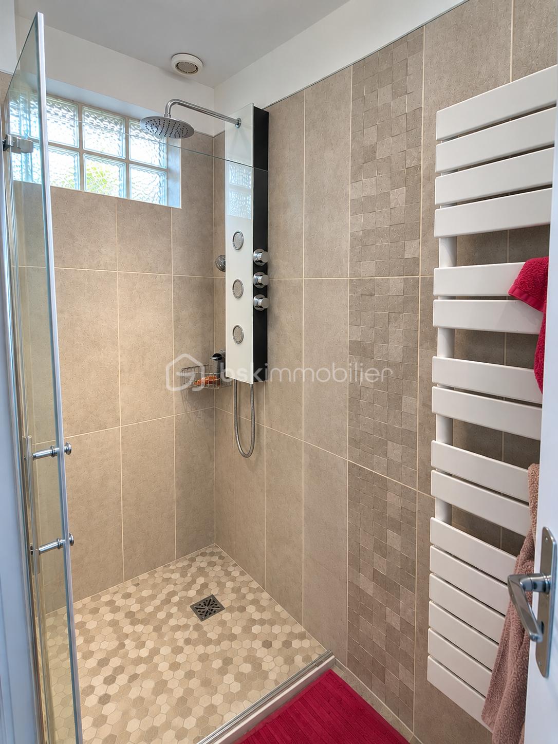 Salle de douche lumineuse et épurée.png