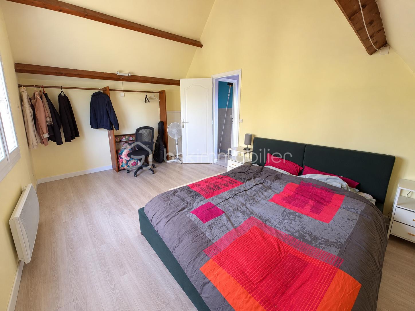 Chambre mansardée lumineuse et colorée.png