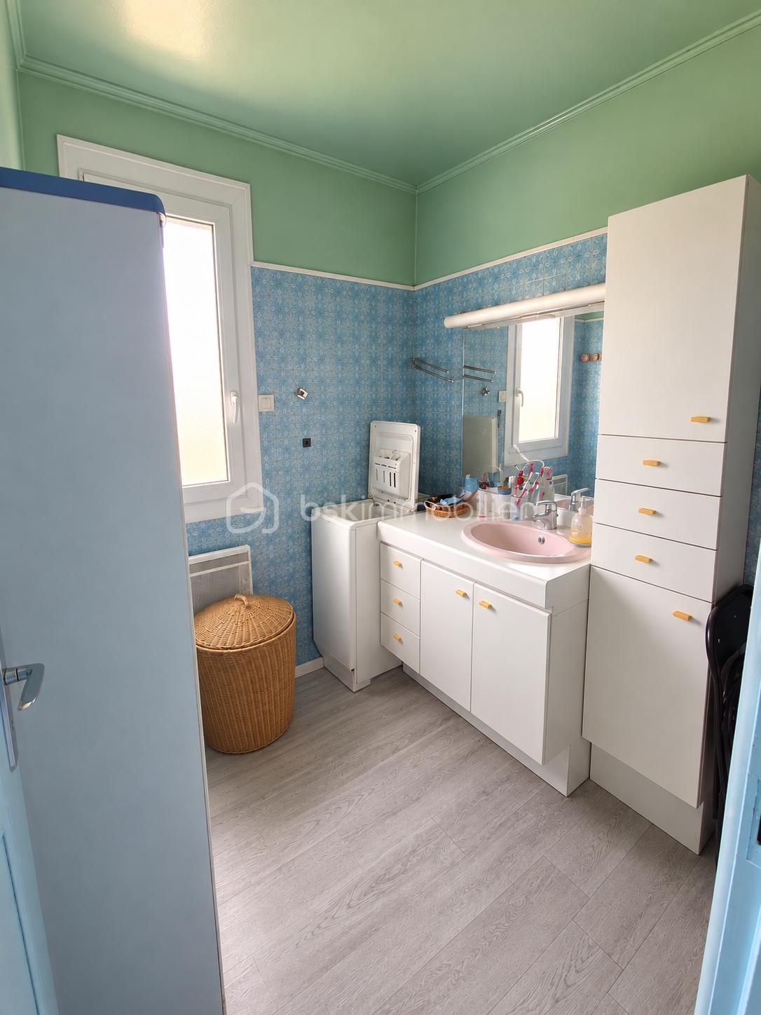 Salle de bain rétro lumineuse et ordonnée.png
