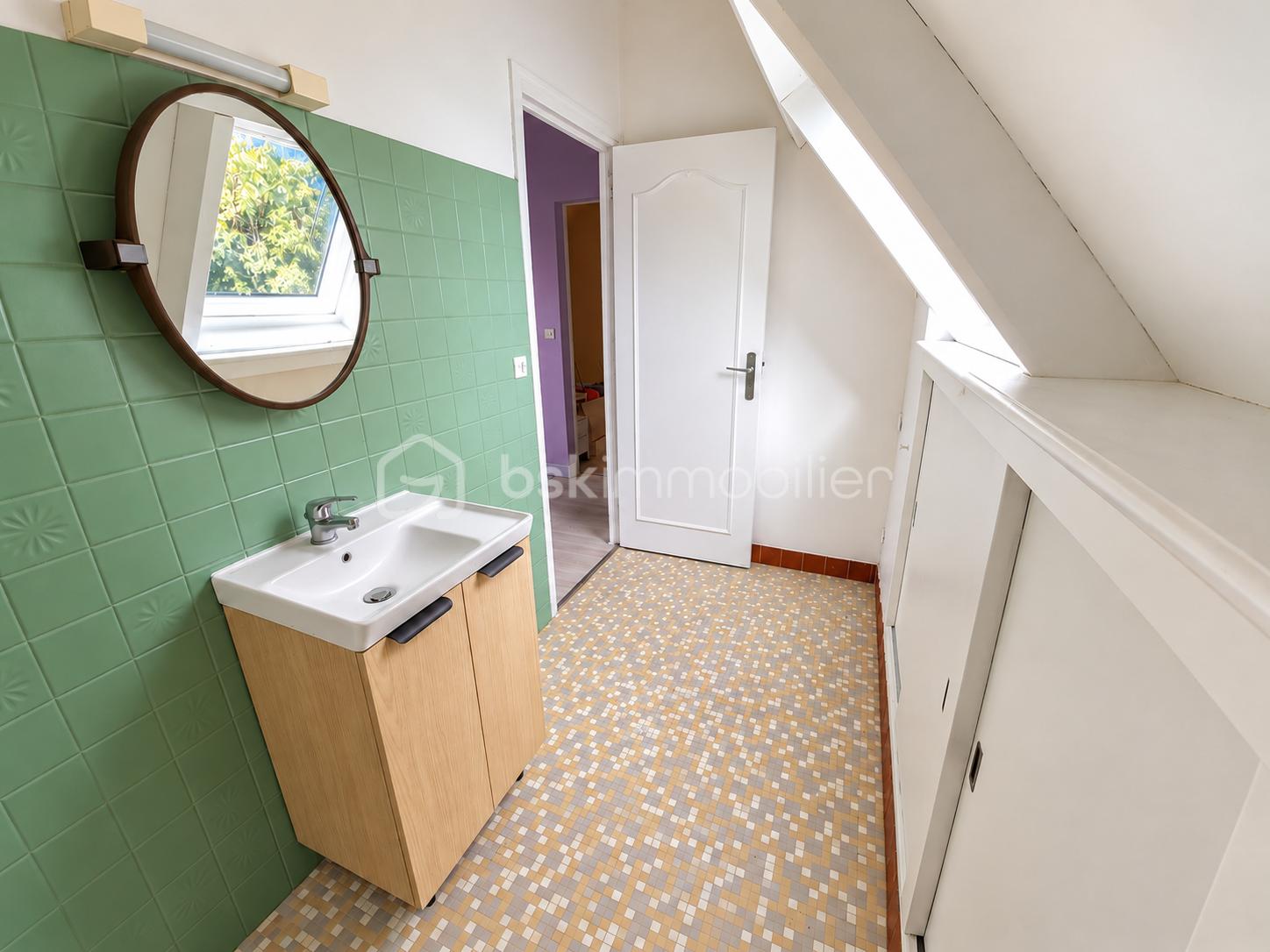 Salle de bains mansardée lumineuse rétro.png