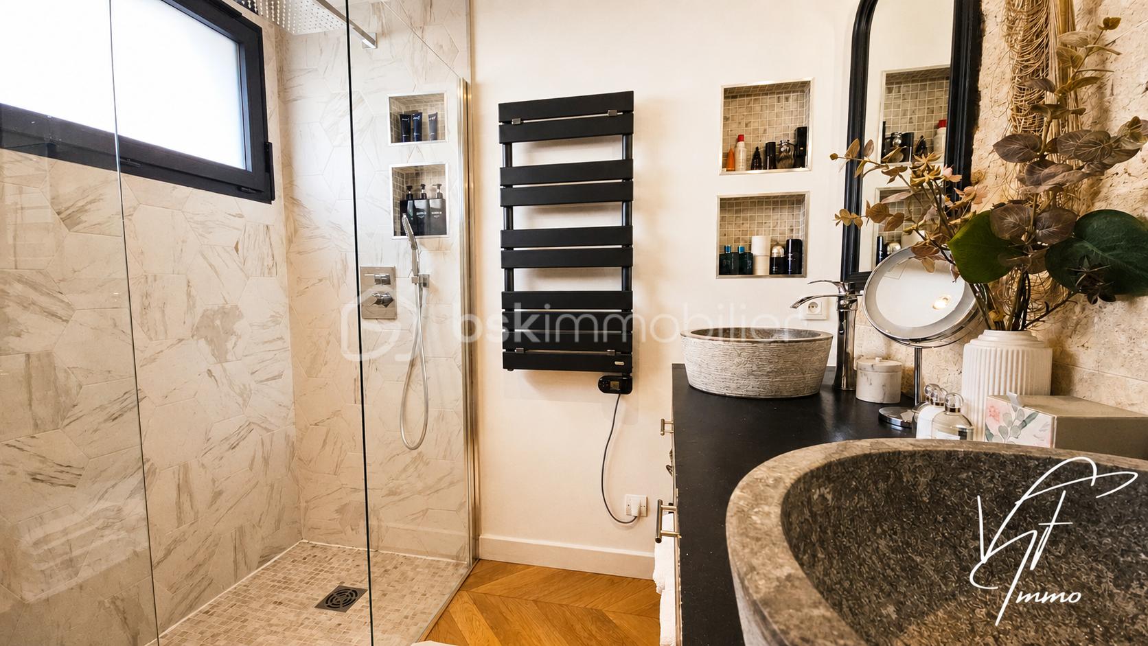 Salle de bains contemporaine avec douche et vasques.png