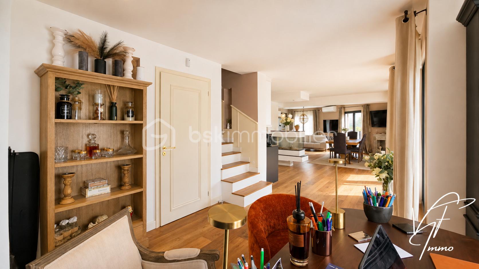 Intérieur lumineux avec bureau et salon ouverts.png