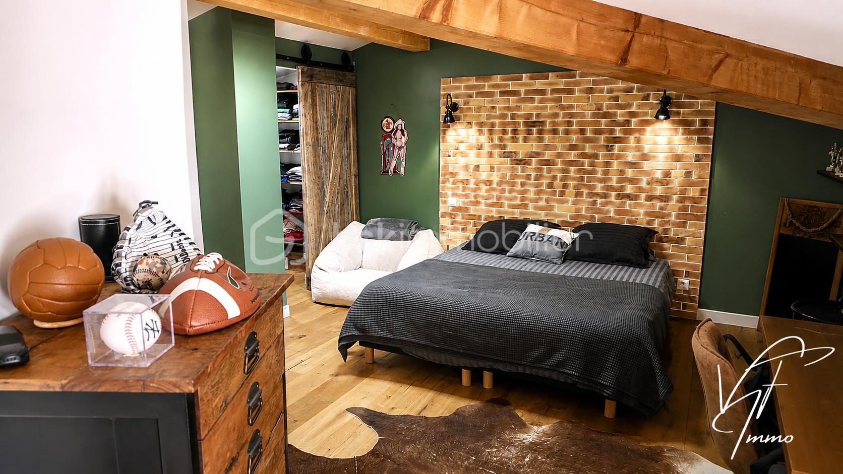 Chambre mansardée rustique aux accents sportifs.png
