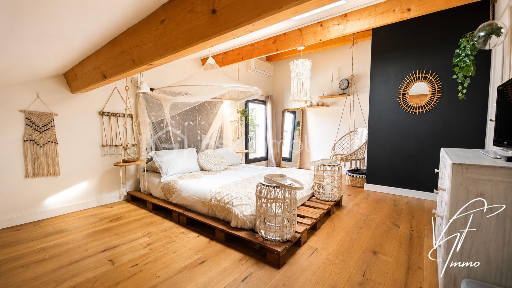 Chambre loft bohème sous les poutres.png