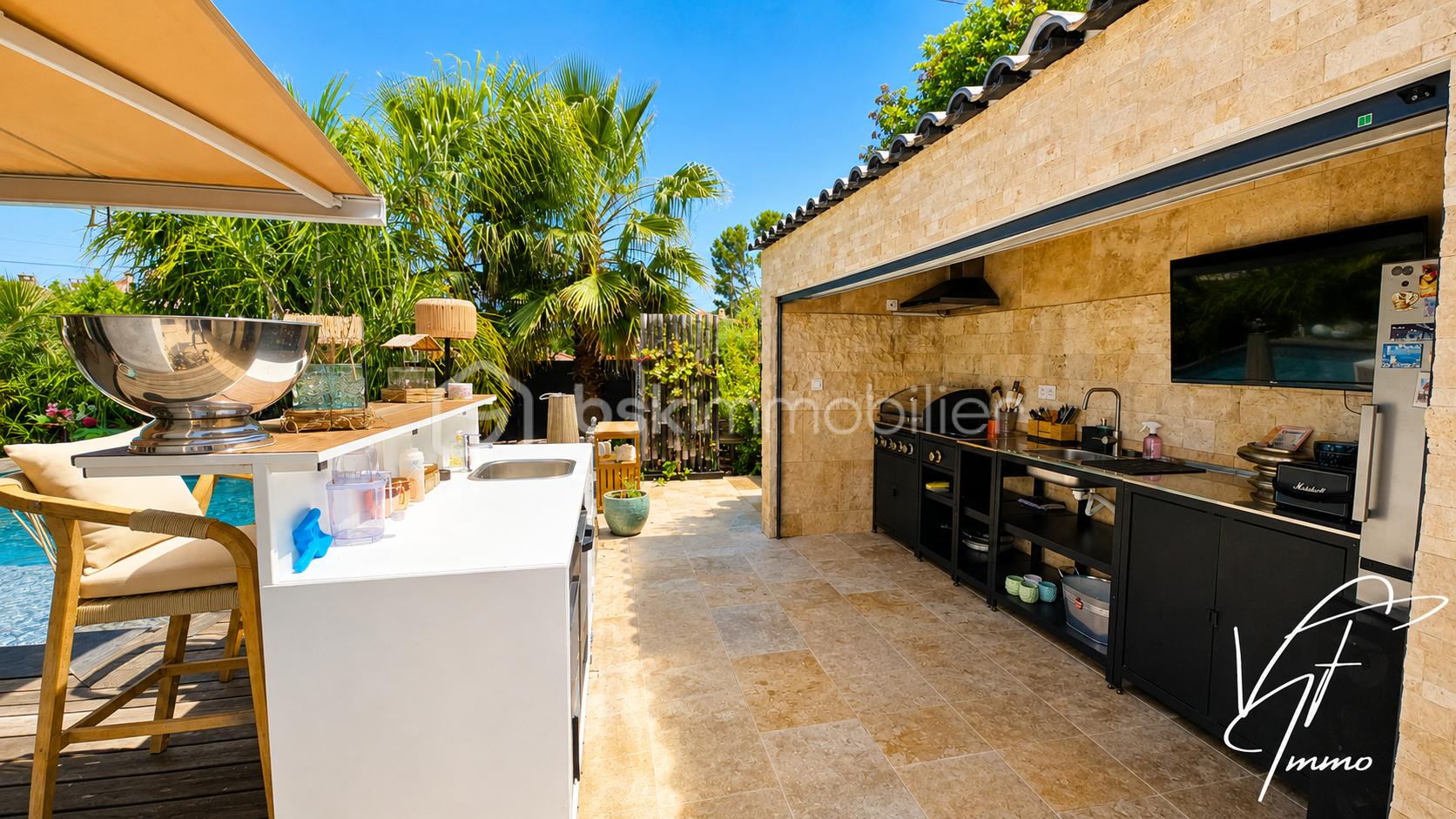 Cuisine extérieure tropicale et bar ensoleillé.png