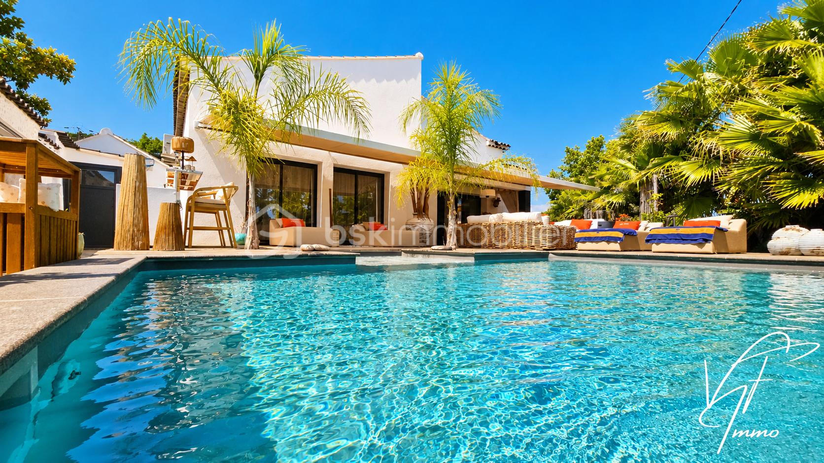 Villa méditerranéenne au bord de la piscine.png
