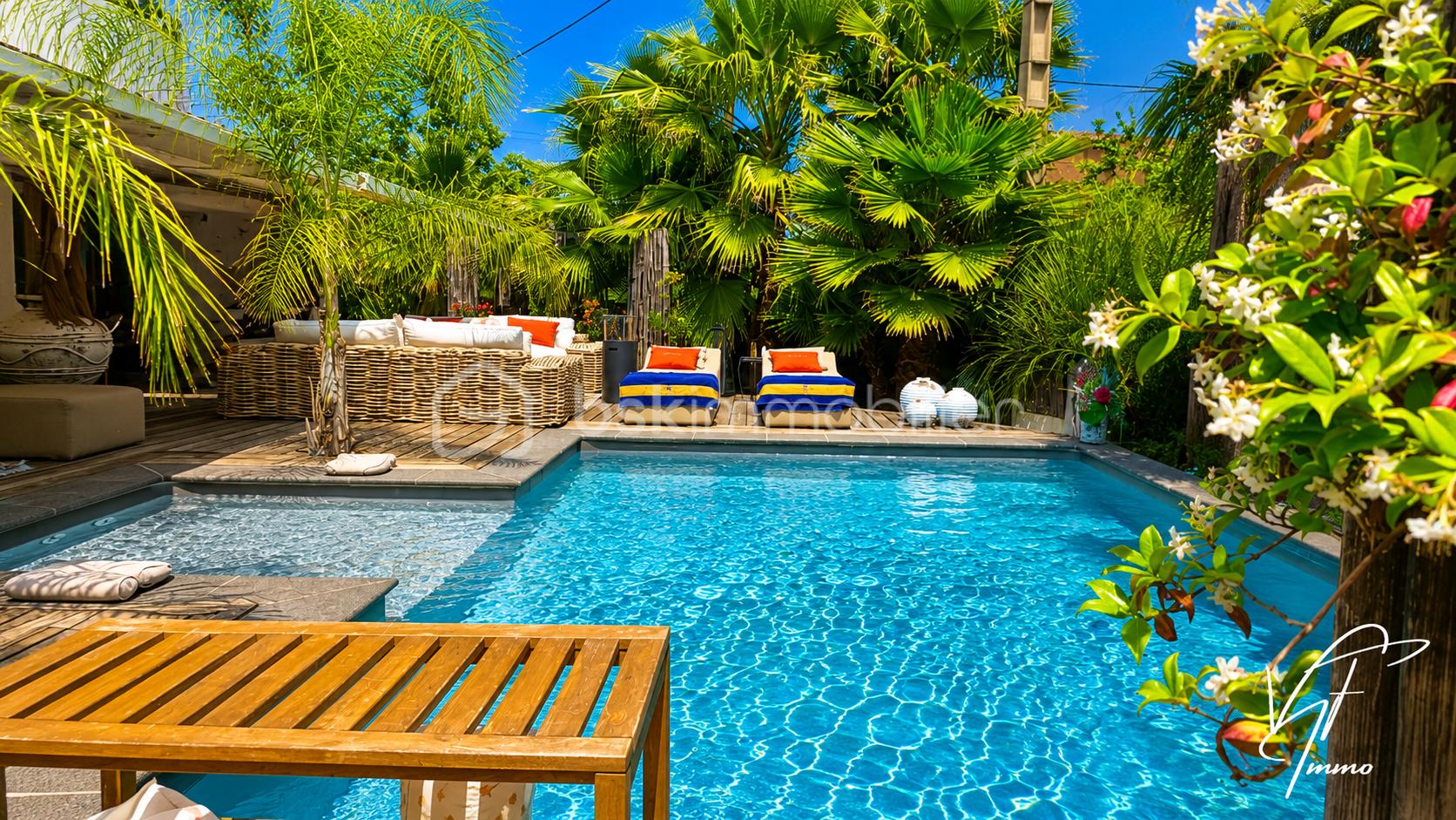 Piscine tropicale et mobilier en rotin.png
