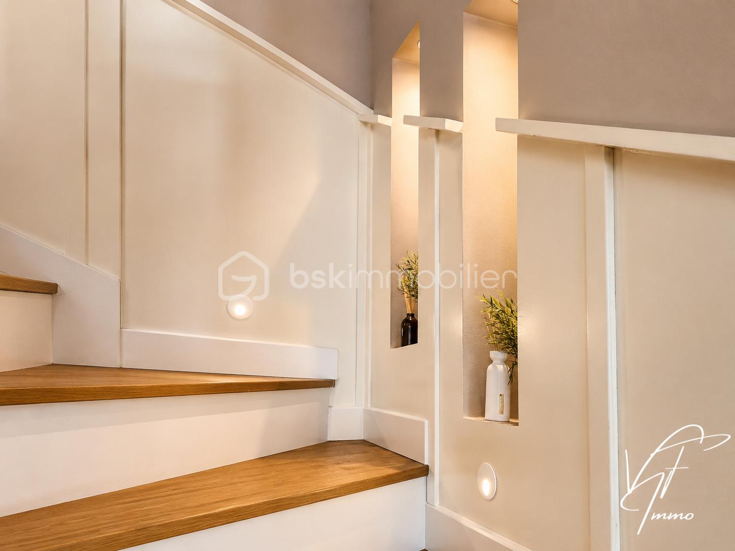 Escalier moderne aux niches lumineuses.png