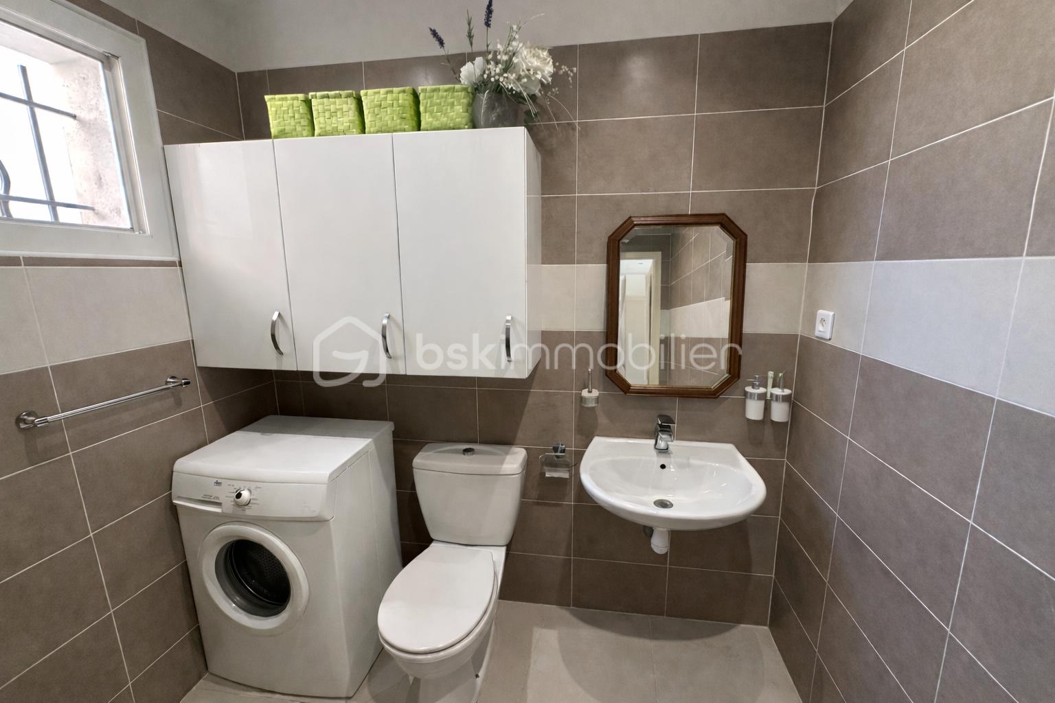 Salle de bain moderne et soignée.png