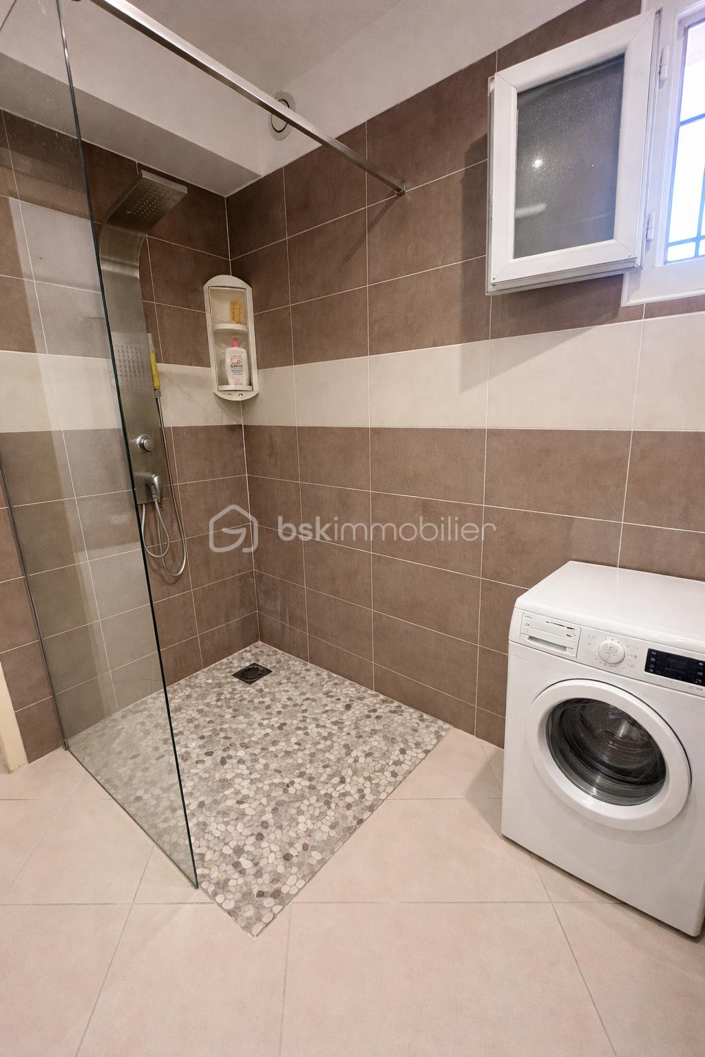 Salle de bain moderne avec douche à l'italienne.png