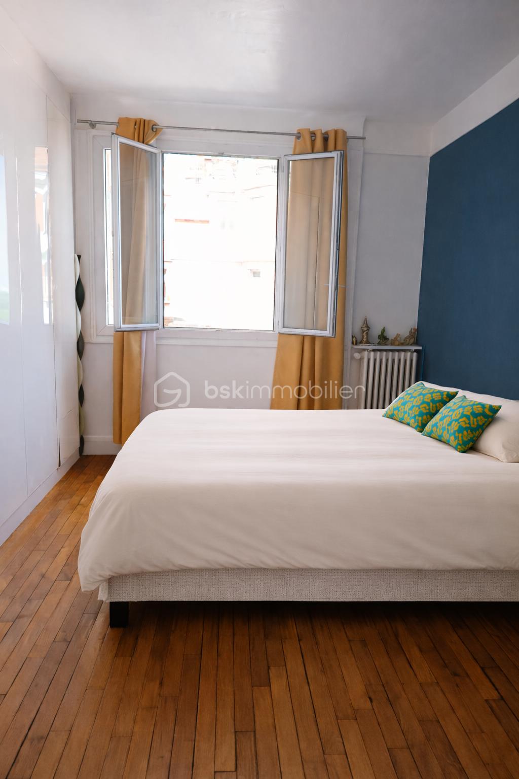 Chambre lumineuse et décorée avec style.png