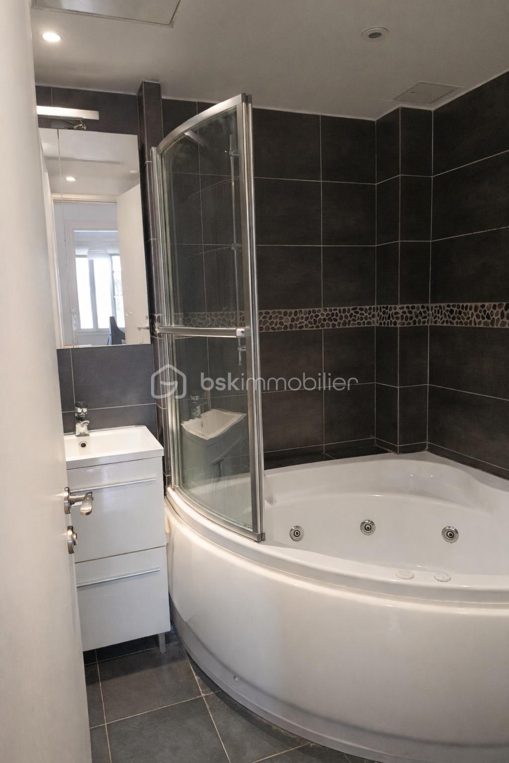 Salle de bain moderne avec vue ouverte.png