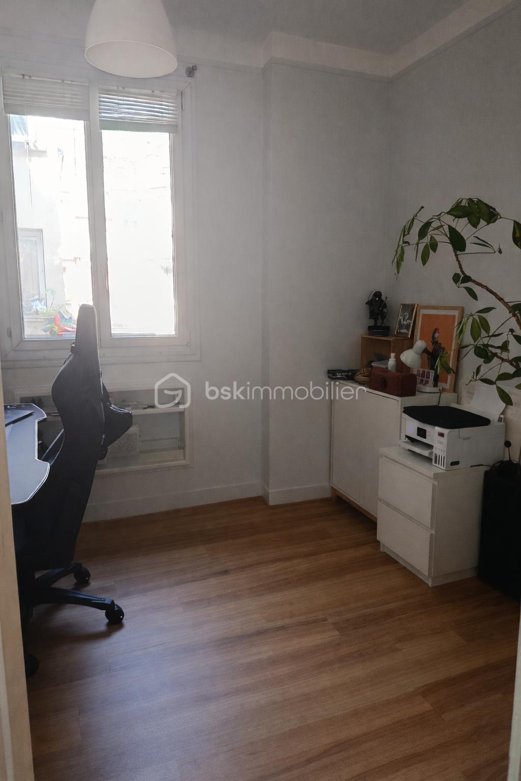 Bureau moderne et lumineux.png