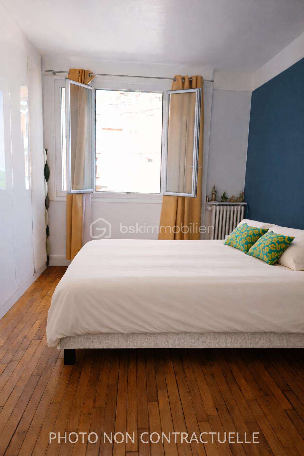 Chambre minimaliste avec accents colorés.png