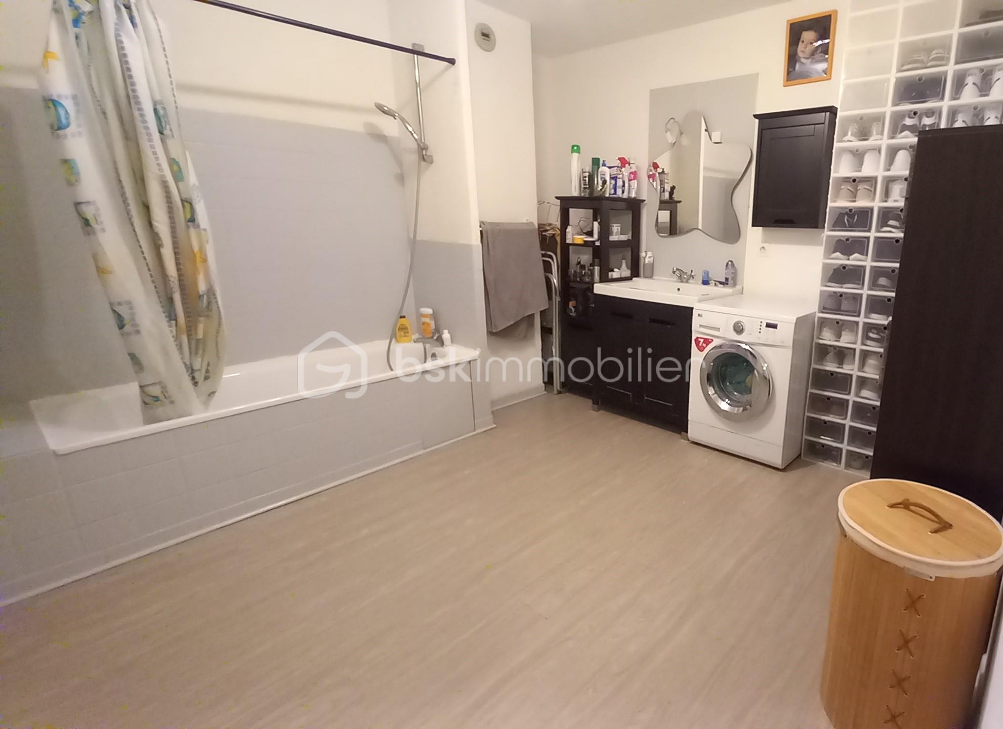 Appartement de 90 m² - Appartement La Côte St André Les Halles Photo Sdb 4.jpg