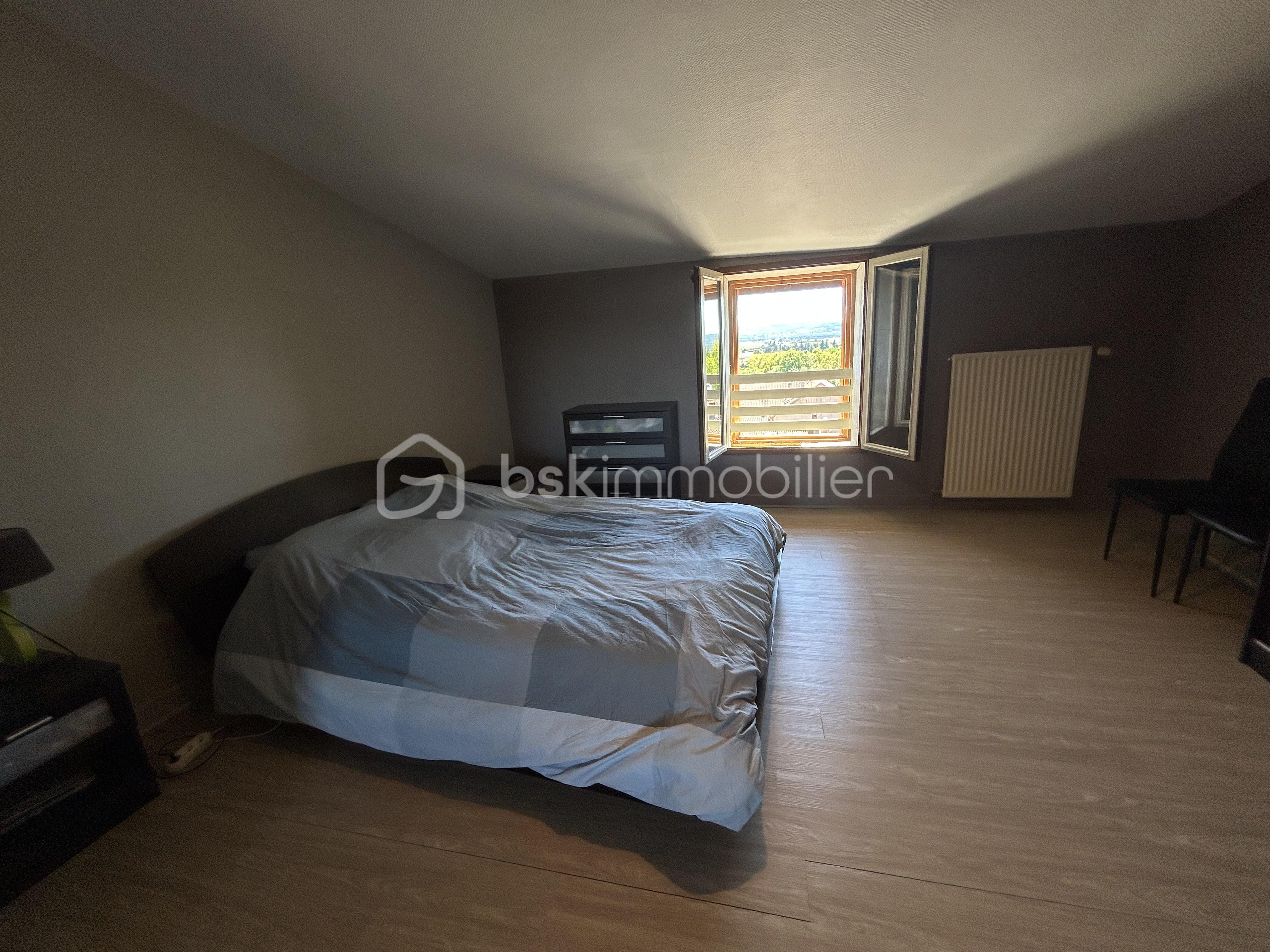 Appartement de 90 m² - Appartement La cote St Andre - Les Halles - Photo Chambre 2.5.jpg.jpeg