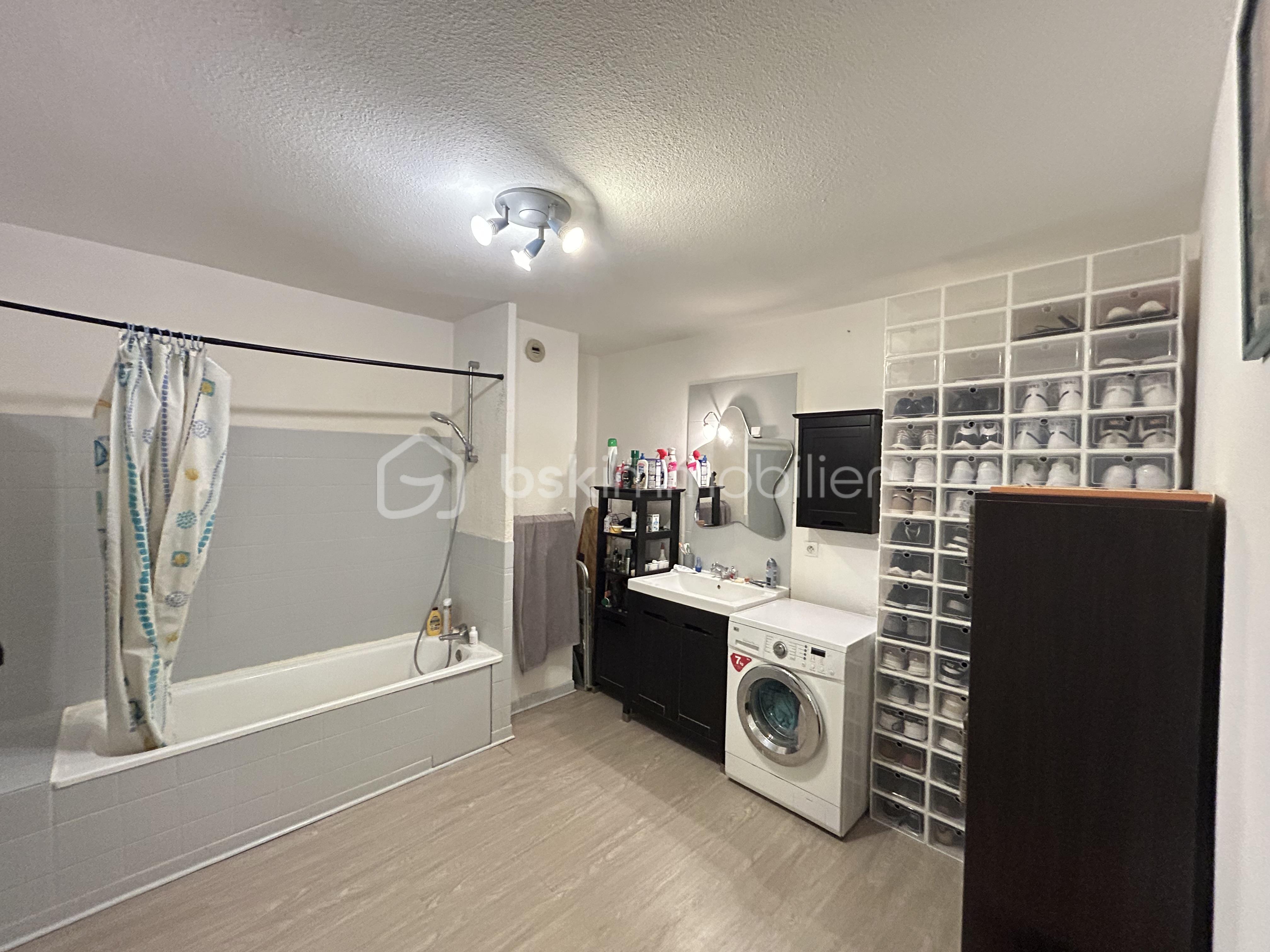 Appartement de 90 m² - Appartement La cote St Andre - Les Halles - Photo Sdb 3.jpg.jpeg