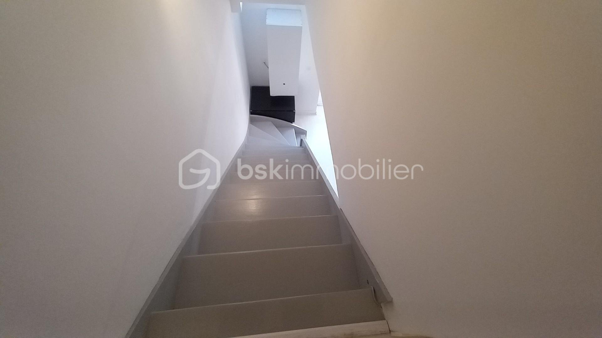 Appartement de 90 m² - Appartement La cote St Andre - Les Halles - Photo Escalier.jpg