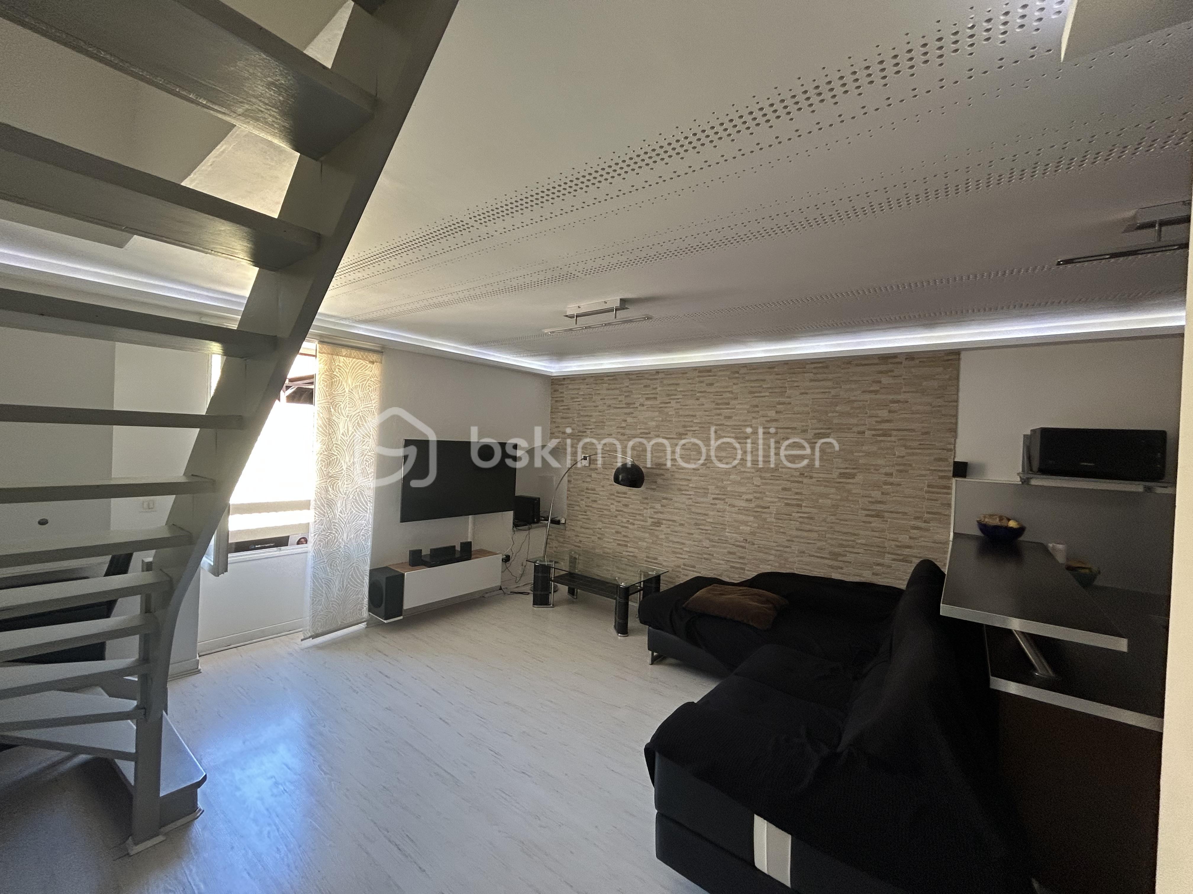 Appartement de 90 m² - Appartement La cote St Andre - Les Halles - Photo salon 16.jpg.jpeg