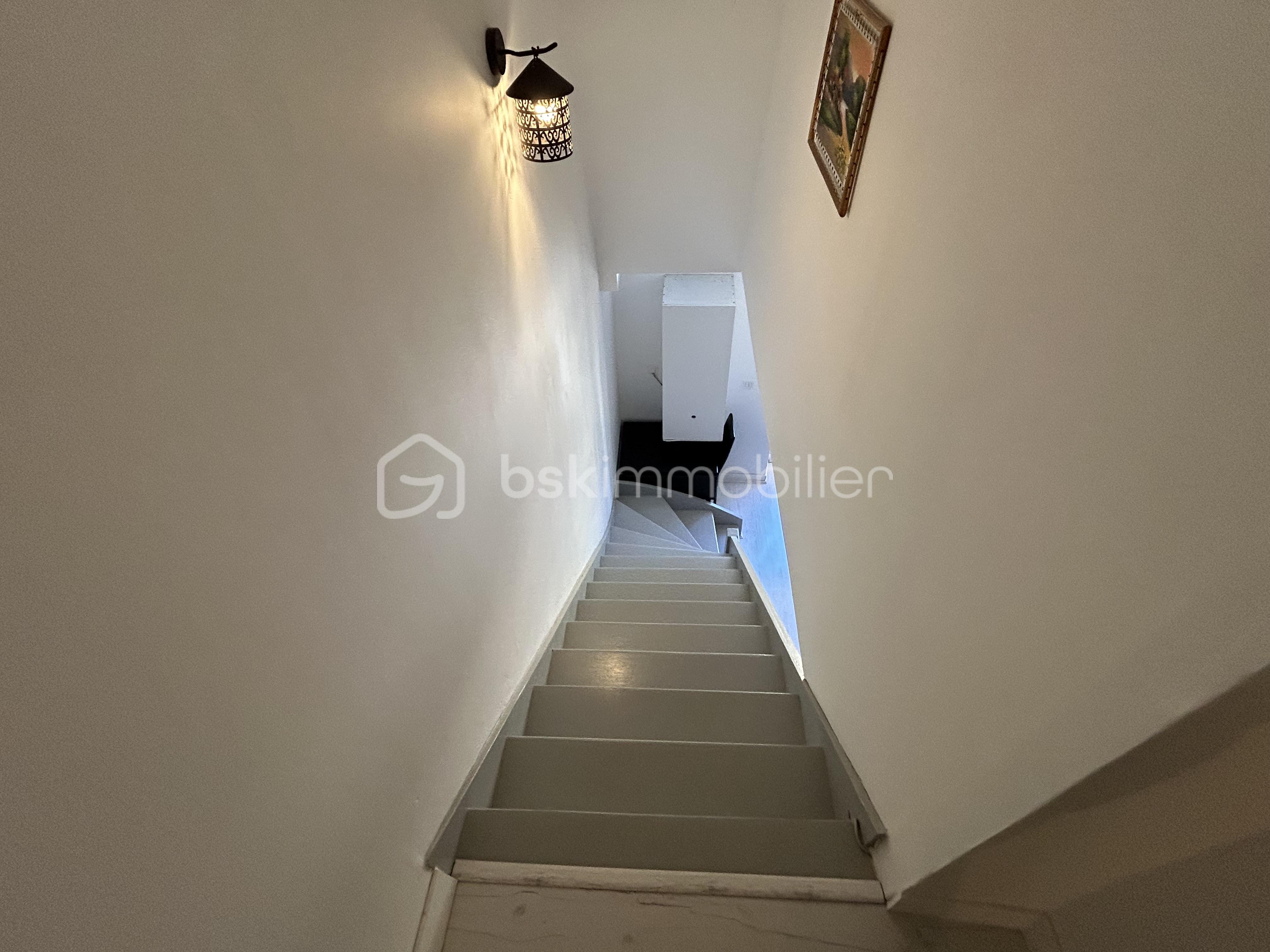 Appartement de 90 m² - Appartement La cote St Andre - Les Halles - Photo Escalier 1.jpg.jpeg