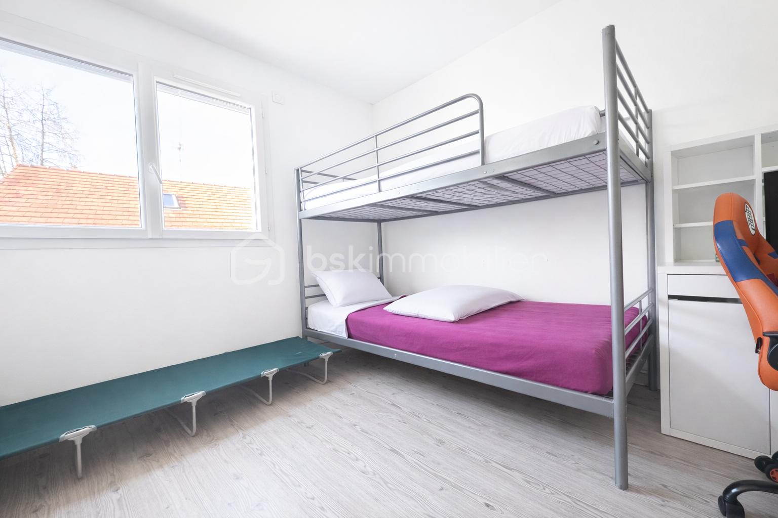 Maison de 91 m² - Chambre lumineuse avec lit superposé.png