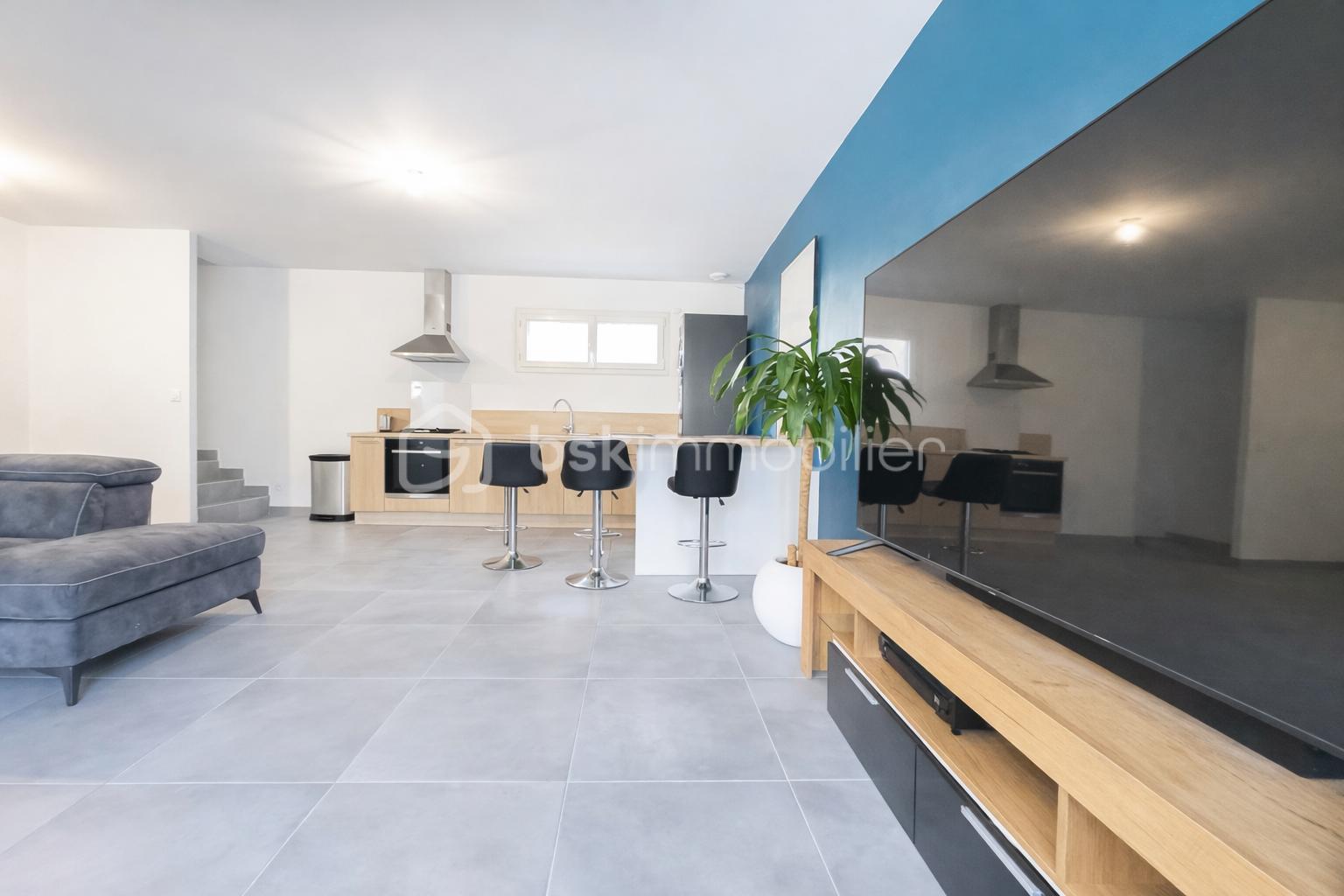 Maison de 91 m² - Salon moderne et cuisine épurée.png