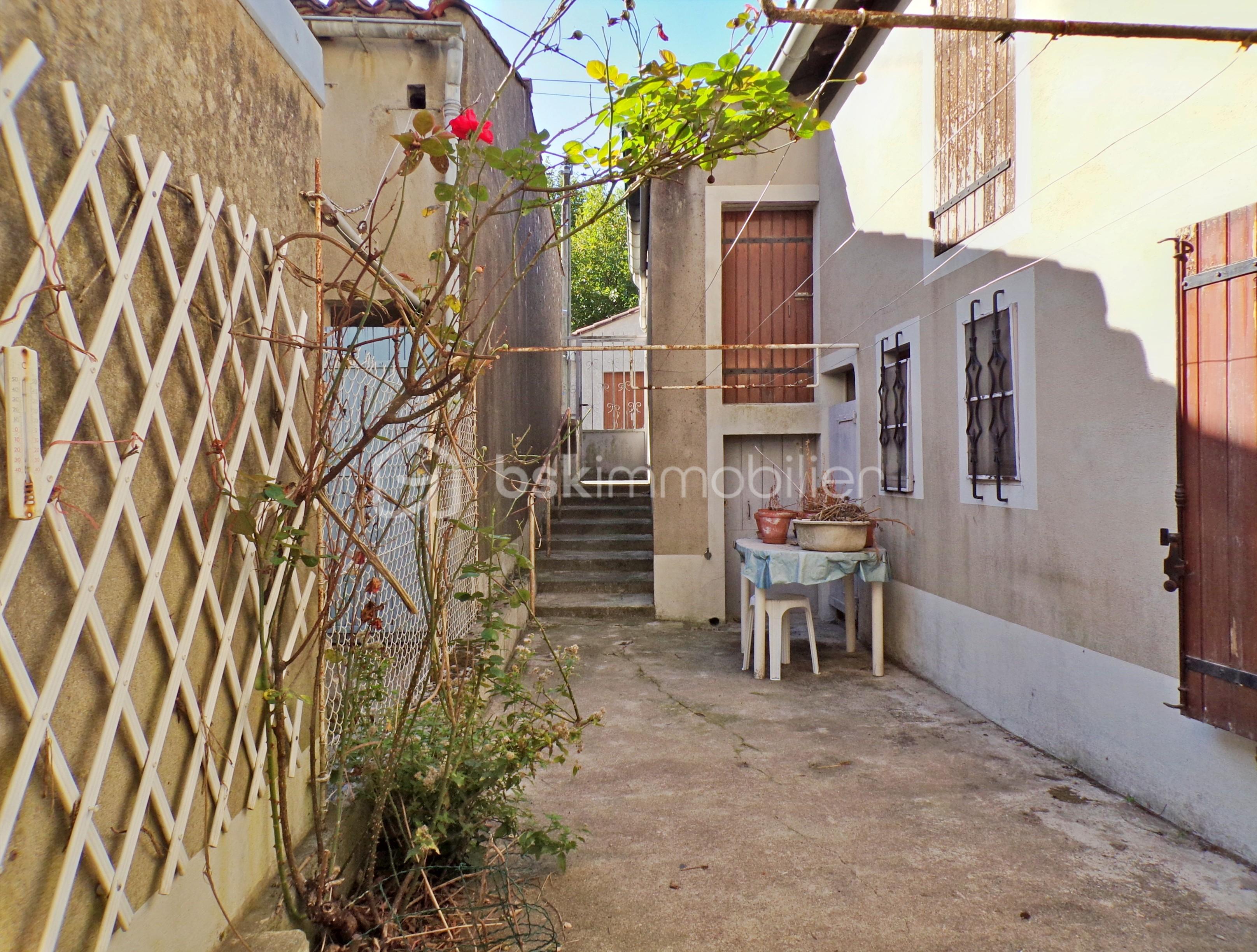 Maison de village de 86 m² - Cours.JPG