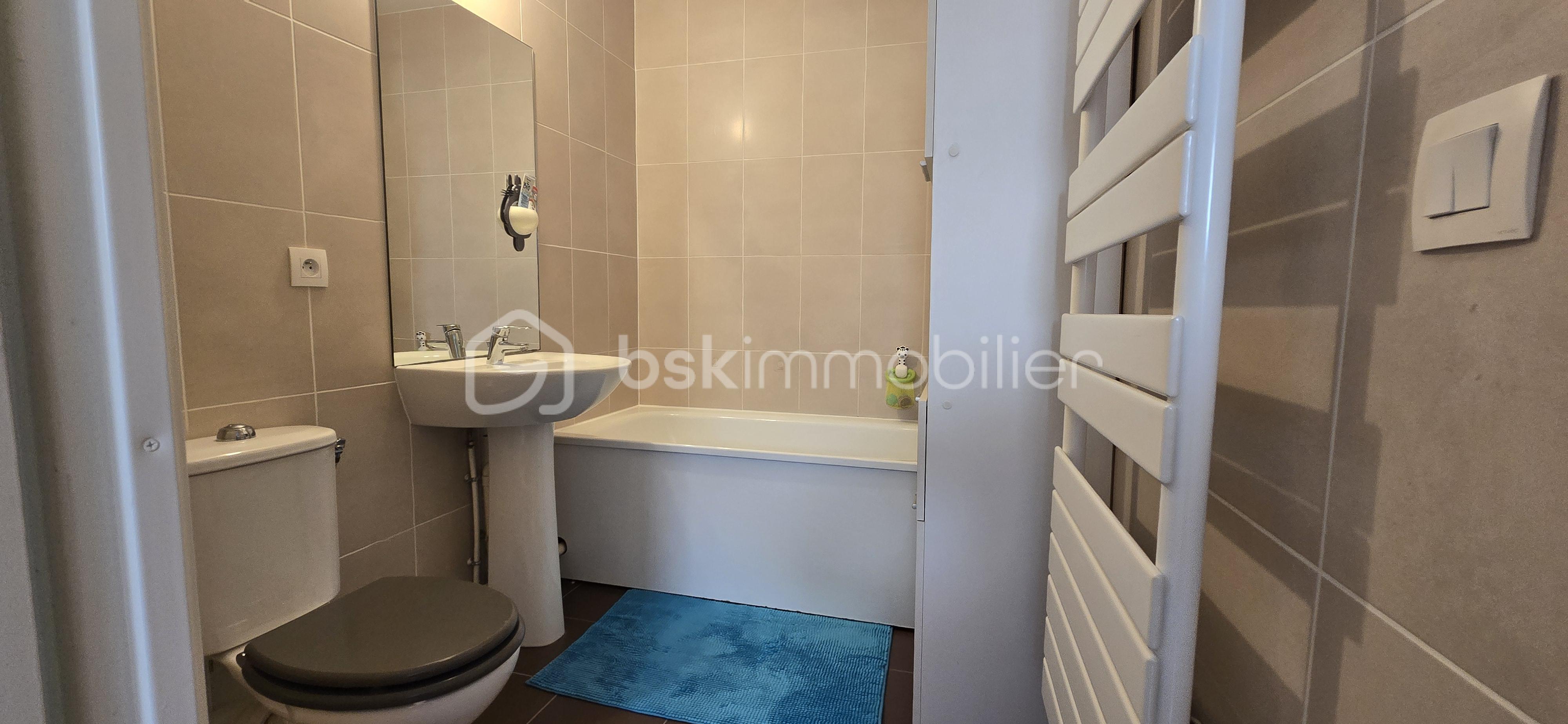 Maison de 98,61 m² - salle de bains avec wc.jpg