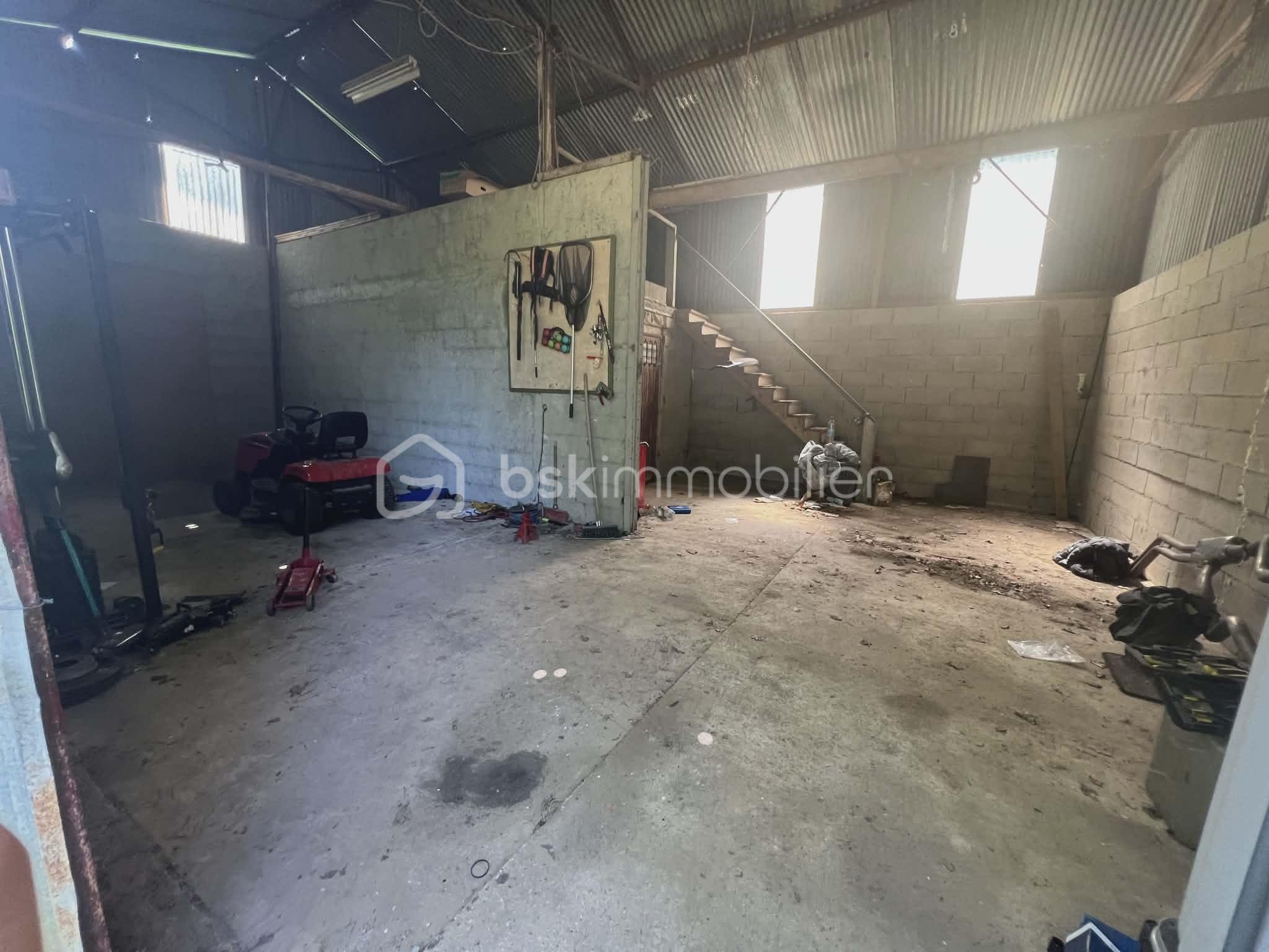 hangar (intérieur).jpg