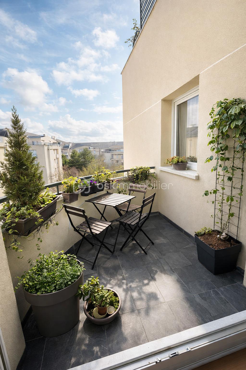 Balcon avec vue sur la ville (1).png