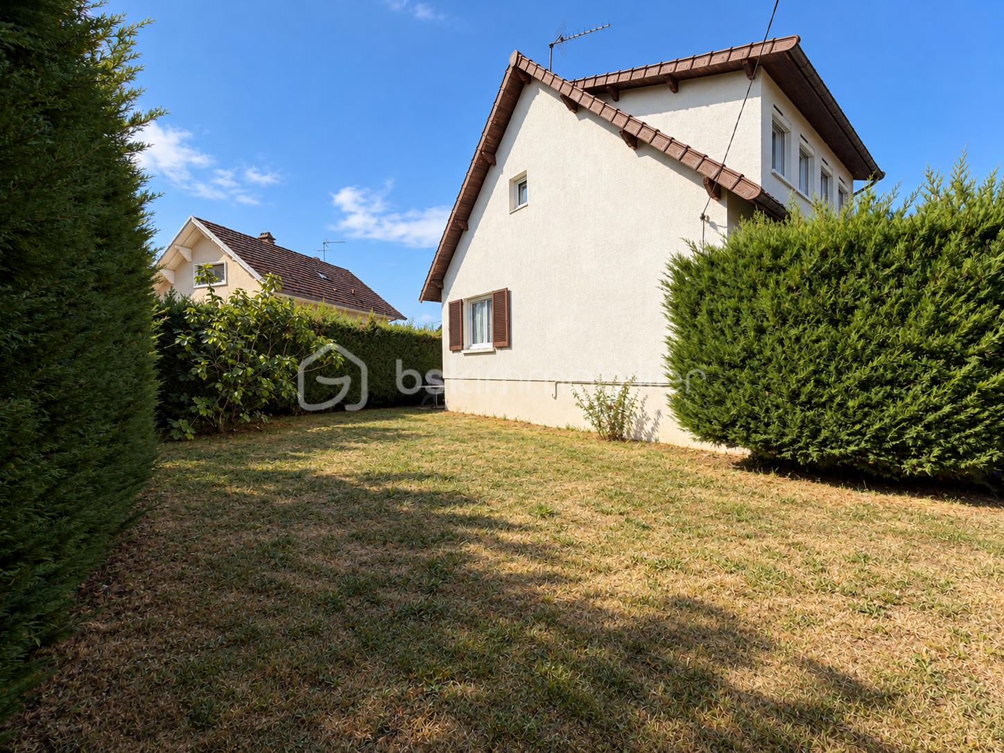 Jardin estival et maison aux volets bruns.png