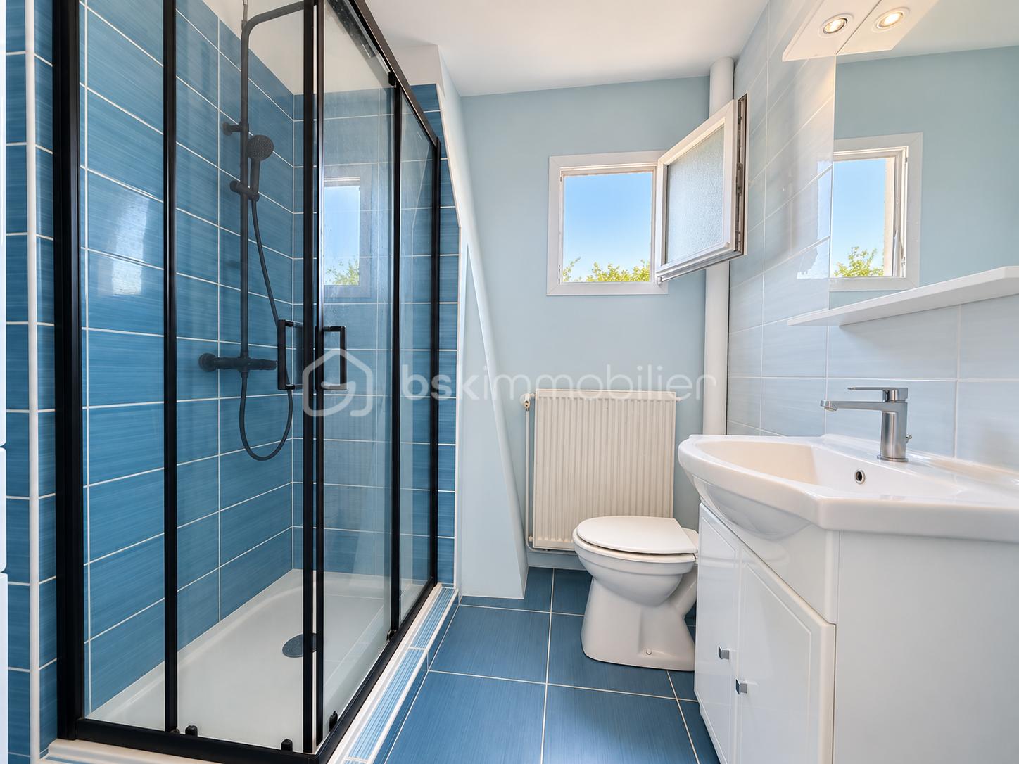 Salle de bains moderne bleu ciel.png