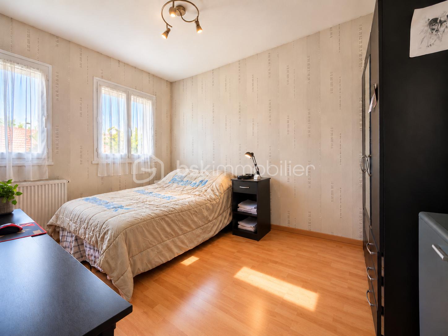 Chambre lumineuse et épurée.png